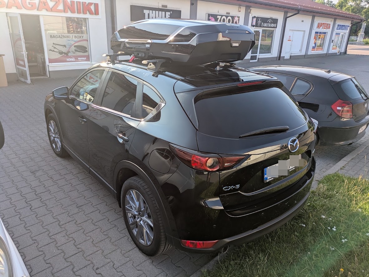 Thule Motion 3 L nad zamkniętą tylną klapą Mazdy CX-5